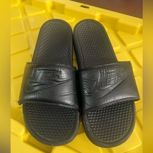 Black Nike flip flop sandals